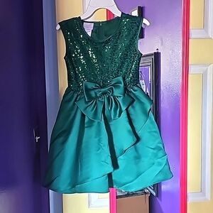 Green formal dress. Girls size 7 . By Iris and Ivy. NEW WITH TAGS!